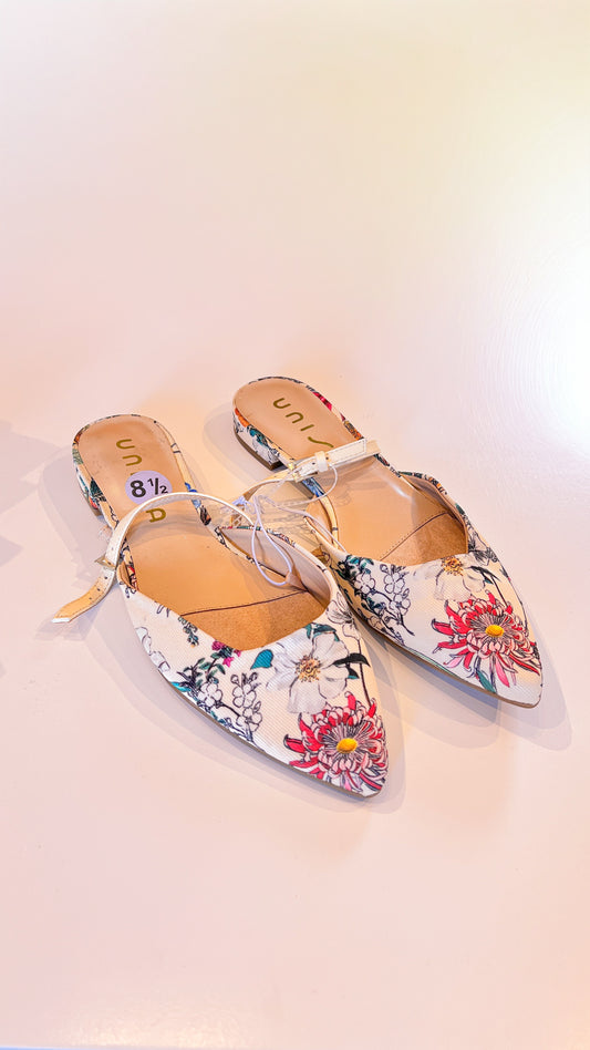 Sandalias Planas punta fina y estampado floral.